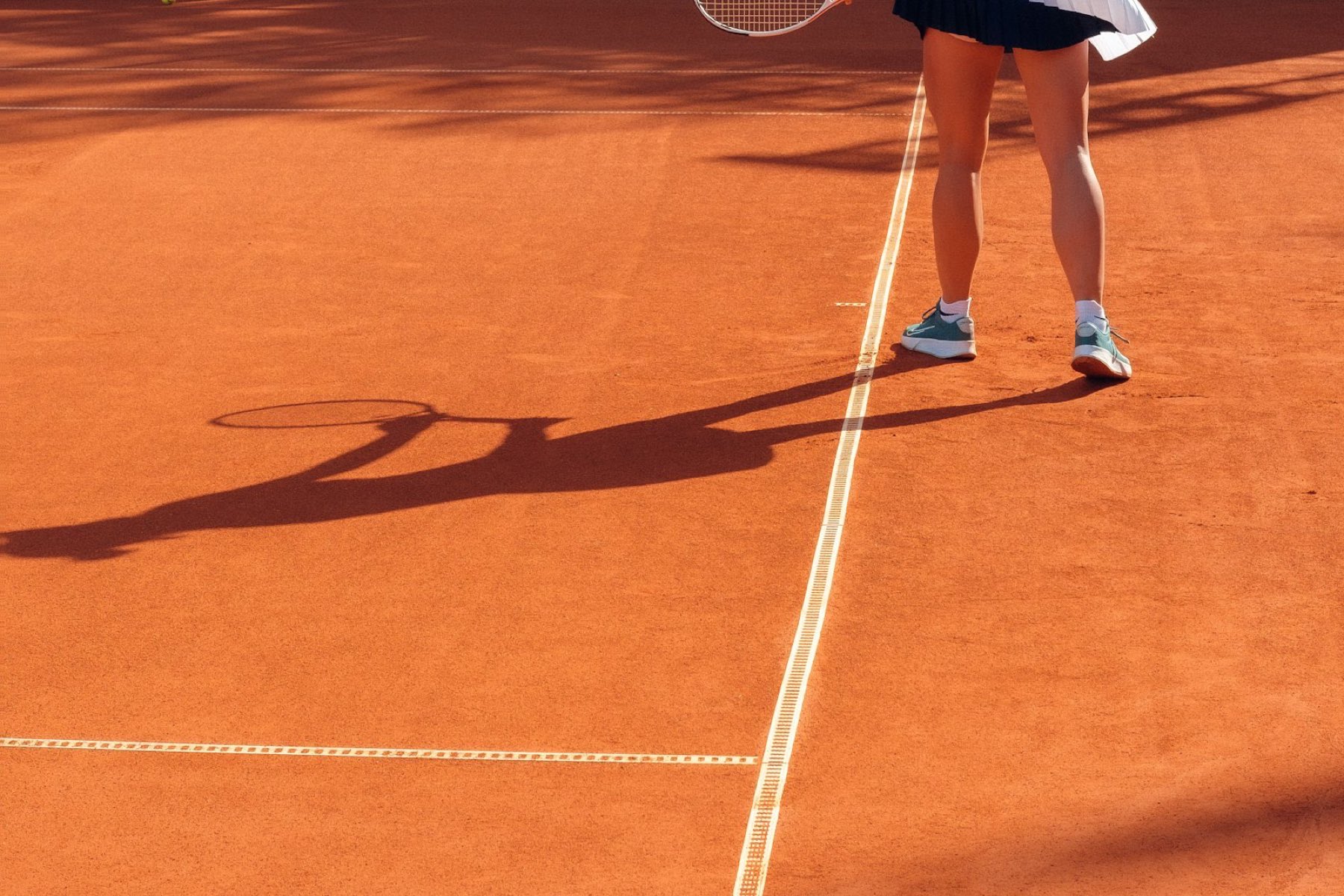 Tennisser op de gravelbaan