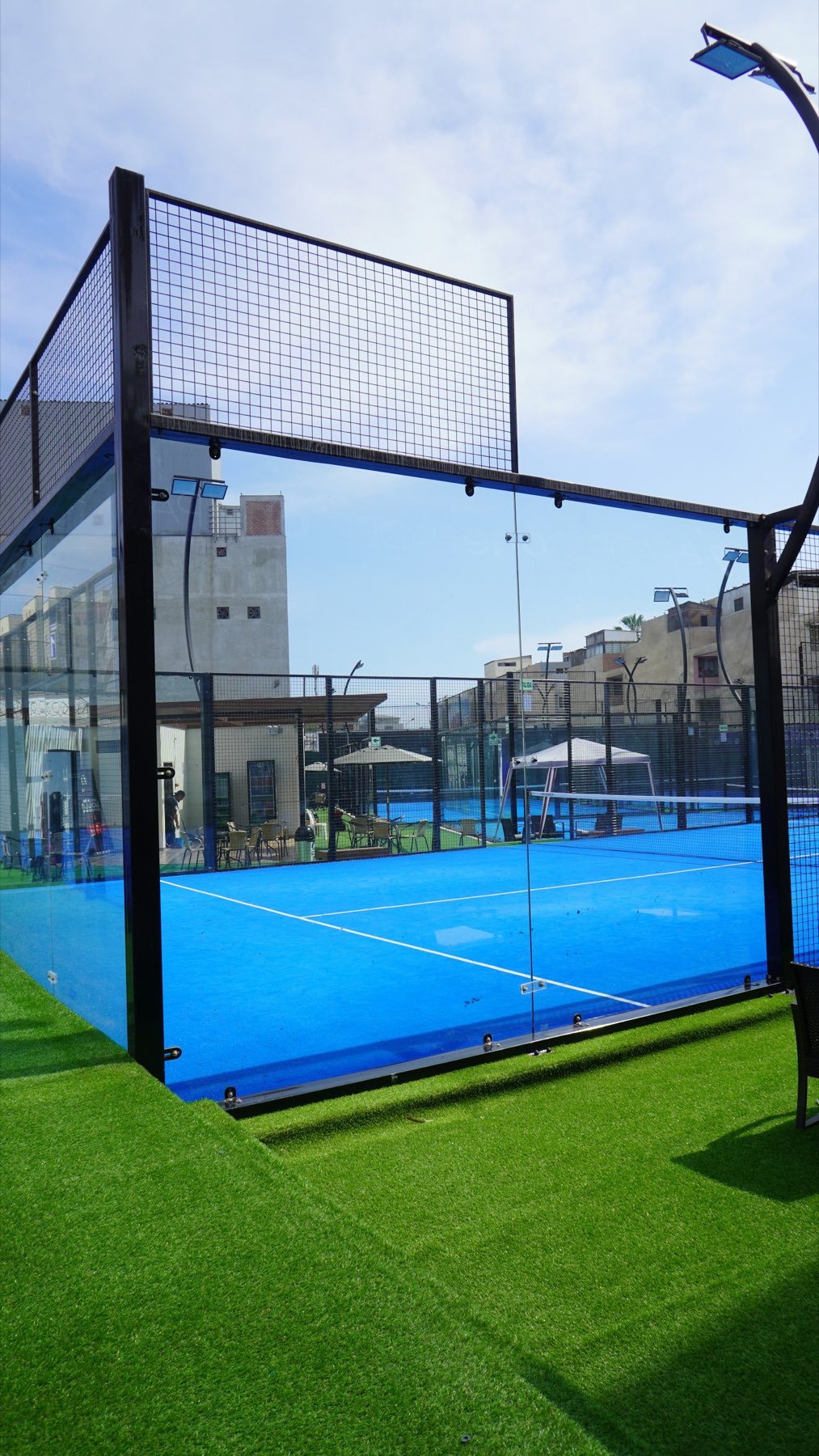 Padelbaan met glazen wanden